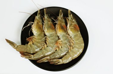 Siyah tabakta taze çiğ karides, karides, pasifik beyazı karides (litopenaeus vannamei) bulunur.