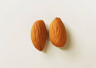 Kahverengi bir badem fındığı, badem, (bukleli şeker) atıştırmalık olarak yiyin.