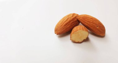 Kahverengi bir badem fındığı, badem, (bukleli şeker) atıştırmalık olarak yiyin.