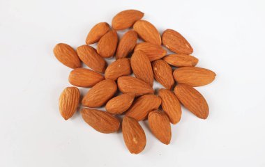 Kahverengi bir badem fındığı, badem, (bukleli şeker) atıştırmalık olarak yiyin.