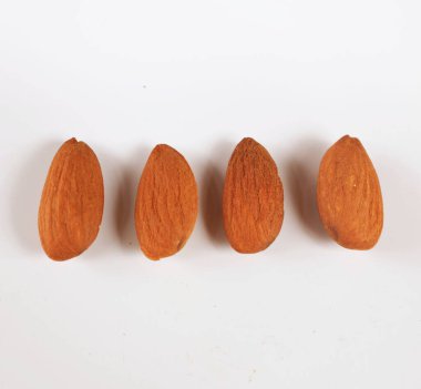 Kahverengi bir badem fındığı, badem, (bukleli şeker) atıştırmalık olarak yiyin.