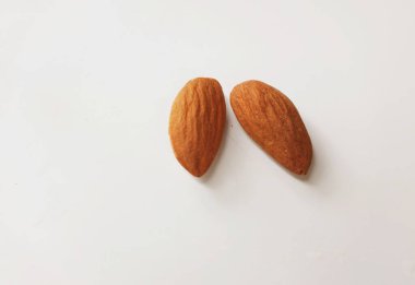 Kahverengi bir badem fındığı, badem, (bukleli şeker) atıştırmalık olarak yiyin.