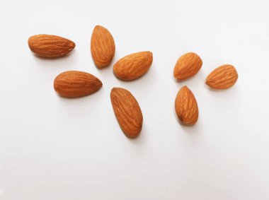 Kahverengi bir badem fındığı, badem, (bukleli şeker) atıştırmalık olarak yiyin.