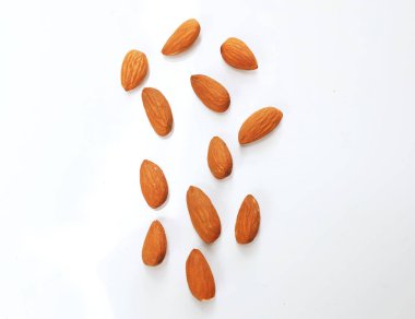 Kahverengi bir badem fındığı, badem, (bukleli şeker) atıştırmalık olarak yiyin.