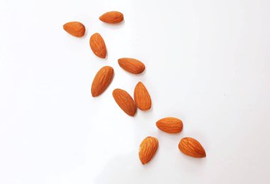 Kahverengi bir badem fındığı, badem, (bukleli şeker) atıştırmalık olarak yiyin.