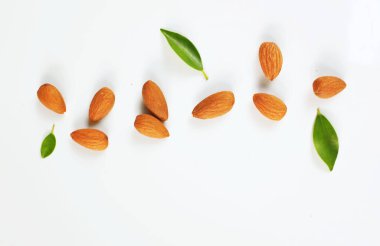 Kahverengi bir badem fındığı, badem, (bukleli şeker) atıştırmalık olarak yiyin.