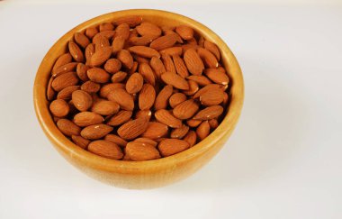 Siyah tabakta taze çiğ karides, karides, pasifik beyazı karides (litopenaeus vannamei) bulunur.