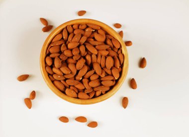 Kahverengi bir badem fındığını, badem, (prunus dulcis) ahşap bir kasede atıştırmalık olarak ye.