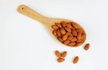 Kahverengi bir badem fındığı, badem, ahşap bir kaşıkta, bir aperatif olarak ye.