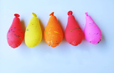 Sönmüş balonlar. Lastik, çeşitli şekillerde şişmemiş balon, sönmüş balon, hava yok, kıvrımlı şekil, düz kauçuk balon deflasyonu, hava kaybı ve sönen balon.