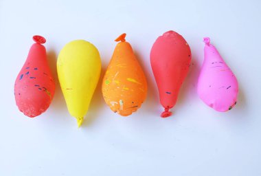 Sönmüş balonlar. Lastik, çeşitli şekillerde şişmemiş balon, sönmüş balon, hava yok, kıvrımlı şekil, düz kauçuk balon deflasyonu, hava kaybı ve sönen balon.