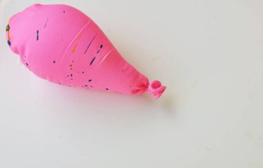Sönmüş balonlar. Lastik, çeşitli şekillerde şişmemiş balon, sönmüş balon, hava yok, kıvrımlı şekil, düz kauçuk balon deflasyonu, hava kaybı ve sönen balon..