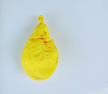 Sönmüş balonlar. Lastik, çeşitli şekillerde şişmemiş balon, sönmüş balon, hava yok, kıvrımlı şekil, düz kauçuk balon deflasyonu, hava kaybı ve sönen balon..
