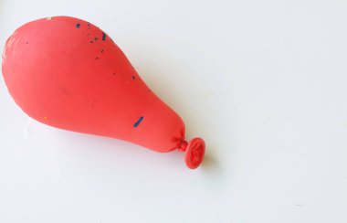 Sönmüş balonlar. Lastik, çeşitli şekillerde şişmemiş balon, sönmüş balon, hava yok, kıvrımlı şekil, düz kauçuk balon deflasyonu, hava kaybı ve sönen balon..