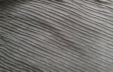 Kumaşın yüzeyi okyanus dalgalarını andıran dalgalı bir yapıya sahiptir..