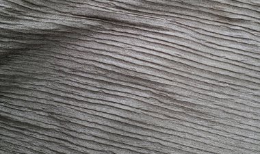 Kumaşın yüzeyi okyanus dalgalarını andıran dalgalı bir yapıya sahiptir..