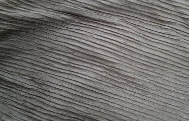 Kumaşın yüzeyi okyanus dalgalarını andıran dalgalı bir yapıya sahiptir..