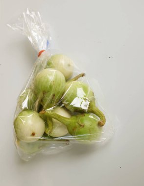 Tayland patlıcan, yeşil brinjal (solanum virginianum l) Net plastik torbada beyaz bir sırt üstü izole edilir. Sağlıklı meyve ve sebze kavramları