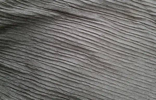 Kumaşın yüzeyi okyanus dalgalarını andıran dalgalı bir yapıya sahiptir..