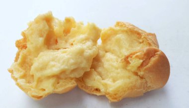 Üst manzara, ev yapımı ekin pastası, taze pişmiş kremalı pasta, choux kreması, profiterol izole edilmiş beyaz arka plan.