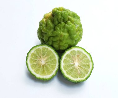 Üst ve düz kaffir kireç, limon, mauritius papida (citrus hystrix dc.) Beyaz arka planda. Güneydoğu Asya 'ya özgü narenciye bitkisi.