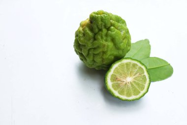 Üst ve düz kaffir kireç, limon, mauritius papida (citrus hystrix dc.) Beyaz arka planda. Güneydoğu Asya 'ya özgü narenciye bitkisi.