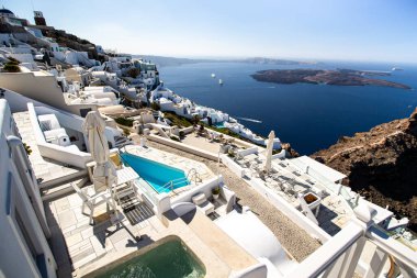 Yunanistan 'ın Santorini kentindeki volkanik kalderanın kayalık manzarası