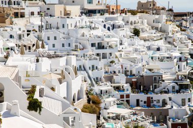 Yunanistan 'ın Santorini kentindeki volkanik kalderanın kayalık manzarası