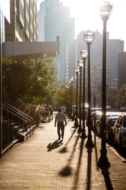 New York 'ta gün batımına doğru yürüyen insanlar