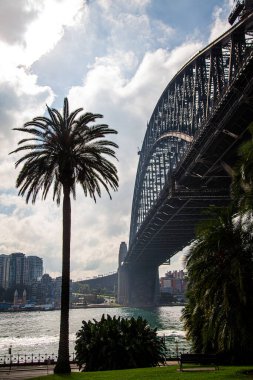 Sidney, Avustralya 'daki körfezin karşısındaki liman köprüsü.