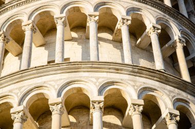 İtalya 'nın sıcak güneşinde Eğik Pisa Kulesi