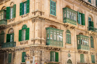 Avrupa 'nın Malta adasında balkonlar ve pencere kutuları