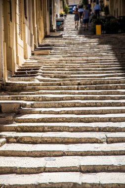 Avrupa 'daki eski Valletta, Malta şehrinden geçiyor