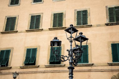 İtalya 'da gösterişli sokak lambaları ve yaptıkları gölgeler
