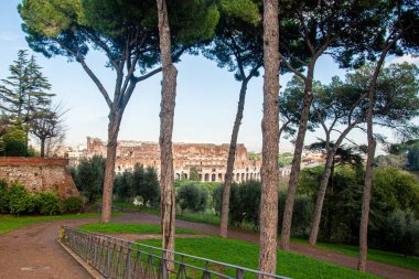 Roma, İtalya 'da Roma silueti boyunca ağaçlar ve Roma mimarisi