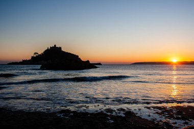 İngiltere 'nin Cornwall şehrinde sabahın erken saatlerinde Saint Michael' s Mount.