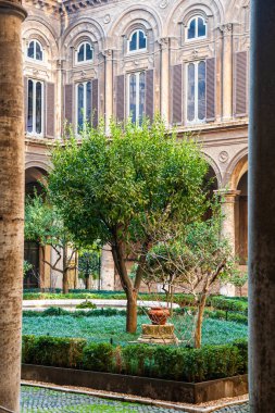İtalya 'nın işlek sokaklarında antik İtalyan avlusu