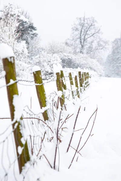 Zaunpfähle Und Stacheldraht Einem Schneesturm Surrey Großbritannien — Stockfoto