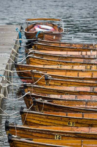 Barcos Remos Madera Amarrados Contra Embarcadero Cotswolds Reino Unido — Foto de Stock
