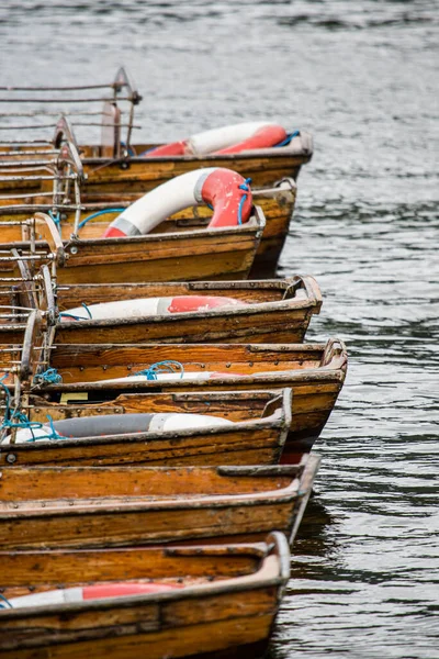 Barcos Remo Madeira Amarrados Contra Cais Cotswolds Reino Unido — Fotografia de Stock