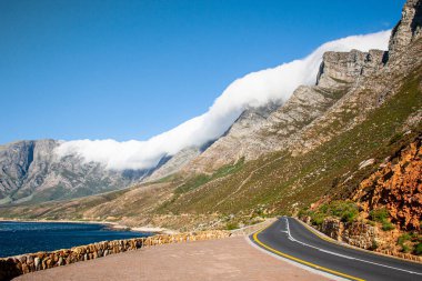 Cape Town, Güney Afrika 'daki dağların üzerinden bulutlar akıyor..