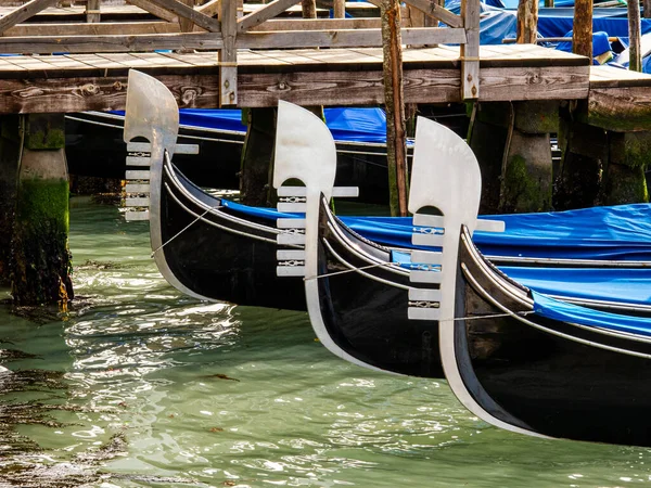 Гондола Пришвартований Чекає Пасажирів Венеції Італія — стокове фото