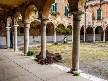 İtalya, Venedik sokaklarında geleneksel eski binalar