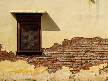 İtalya 'nın Venedik kentinin su altındaki pencere ve kapılarını