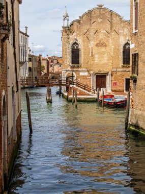 İtalya, Venedik 'in sel basmış sokaklarından sokak manzarası