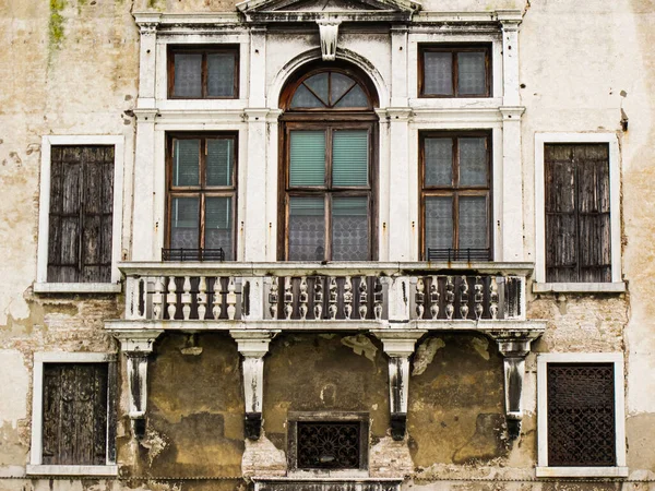 Janelas Portas Cidade Inundada Veneza Itália — Fotografia de Stock