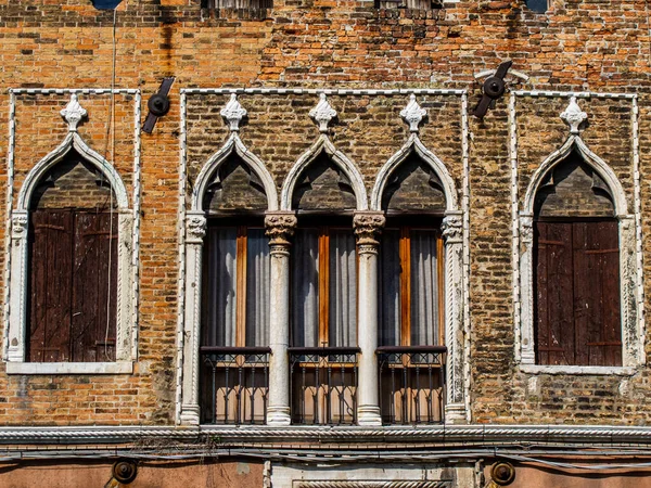 Okna Dveře Zaplaveného Města Benátky Itálie — Stock fotografie