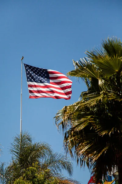 Bandera Estadounidense Ondeando Contra Cielo Azul Sin Nubes Florida — Foto de Stock