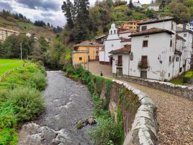 Cangas del Narcea, El Cascarin bölgesi El Carmen şapeli ve Roma köprüsü, Asturias, İspanya