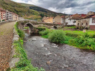 Cangas del Narcea, El Cascarin bölgesi El Carmen şapeli ve Roma köprüsü, Asturias, İspanya